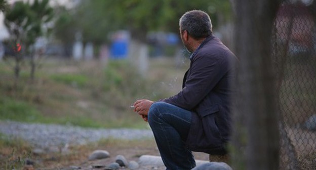 A resident of the city of Tartar near his home. Photo by Aziz Karimov for the "Caucasian Knot" A resident of the city of Tartar near his home. Photo by Aziz Karimov for the "Caucasian Knot"