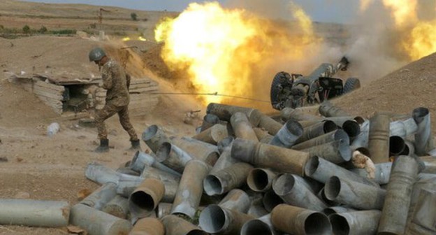 An Armenian soldier using artillery, October 5, 2020. Photo by the press service of the Ministry of Defence of Armenia / PAN Photo / REUTERS An Armenian soldier using artillery, October 5, 2020. Photo by the press service of the Ministry of Defence of Armenia / PAN Photo / REUTERS