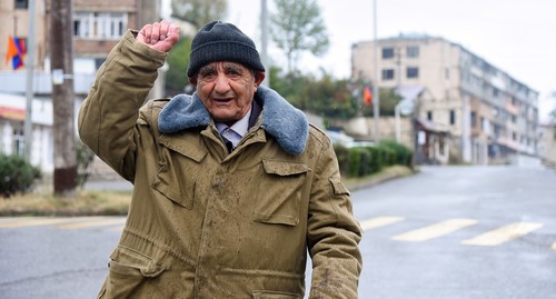 A man on the street in Stepanakert after shelling. October 6, 2020. Photo: David Kagramanyan / NK information centre / Reuters A man on the street in Stepanakert after shelling. October 6, 2020. Photo: David Kagramanyan / NK information centre / Reuters