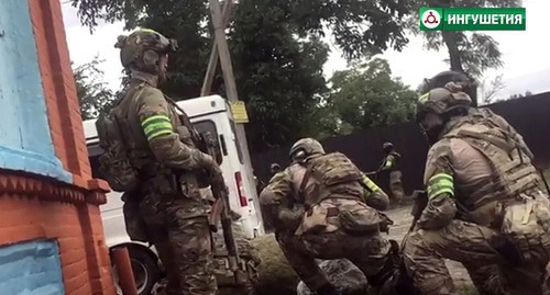 FSB agents during special operation in the village of Troitskoye, August 23, 2020. Screenshot: https://www.youtube.com/watch?v=ndvrwMziLrg&amp;feature=youtu.be