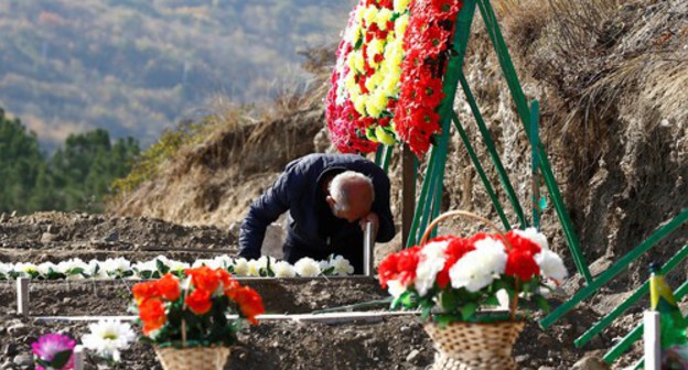 A man mourning at the grave of a fallen soldier who died during the military conflict in Nagorno-Karabakh, Stepanakert, October 14, 2020. REUTERS / Stringer A man mourning at the grave of a fallen soldier who died during the military conflict in Nagorno-Karabakh, Stepanakert, October 14, 2020. REUTERS / Stringer
