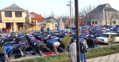 Believers praying in the street, February 1, 2016. Screenshot: https://www.youtube.com/watch?v=PYRN-CUHpAs Believers praying in the street, February 1, 2016. Screenshot: https://www.youtube.com/watch?v=PYRN-CUHpAs