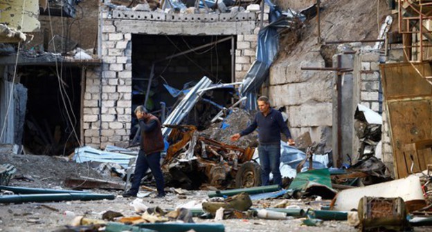 Men walking among the ruins after shelling in Stepanakert on October 13, 2020. Photo: REUTERS / Stringer Men walking among the ruins after shelling in Stepanakert on October 13, 2020. Photo: REUTERS / Stringer