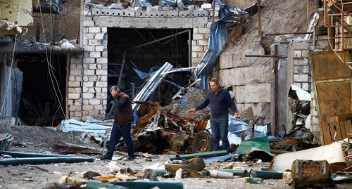 Men walking among the ruins after shelling in Stepanakert on October 13, 2020. Photo: REUTERS / Stringer Men walking among the ruins after shelling in Stepanakert on October 13, 2020. Photo: REUTERS / Stringer