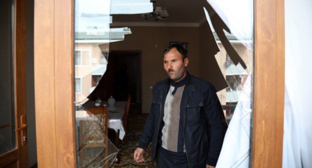 A man standing next to a broken window after shelling, Ganja, October 2020. Photo by Aziz Karimov for the "Caucasian Knot" A man standing next to a broken window after shelling, Ganja, October 2020. Photo by Aziz Karimov for the "Caucasian Knot"