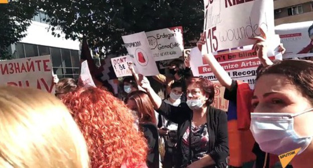 Participants of the protest action demanded from the UN officers to arrive to the conflict zone and register what was happening there. Photo: screenshot of the video by SPUTNIK https://ru.armeniasputnik.am/karabah/20201019/24970113/Ne-vidite-muzhchin-uslyshte-zhenschin--zhitelnitsy-Karabakha-proveli-aktsiyu-u-ofisa-OON.html Participants of the protest action demanded from the UN officers to arrive to the conflict zone and register what was happening there. Photo: screenshot of the video by SPUTNIK https://ru.armeniasputnik.am/karabah/20201019/24970113/Ne-vidite-muzhchin-uslyshte-zhenschin--zhitelnitsy-Karabakha-proveli-aktsiyu-u-ofisa-OON.html