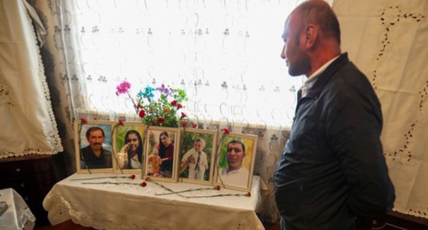 Teimur Askerov standing next to the photos of his perished relatives. October 22, 2020. Photo by Aziz Karimov for the "Caucasian Knot" Teimur Askerov standing next to the photos of his perished relatives. October 22, 2020. Photo by Aziz Karimov for the "Caucasian Knot"