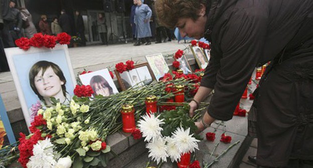 Flowers and pictures of the victims near the Dubrovka Theatre Centre where people were held hostage. Moscow, October 26, 2007. Photo: REUTERS/Grigory Tambulov (RUSSIA) Flowers and pictures of the victims near the Dubrovka Theatre Centre where people were held hostage. Moscow, October 26, 2007. Photo: REUTERS/Grigory Tambulov (RUSSIA)