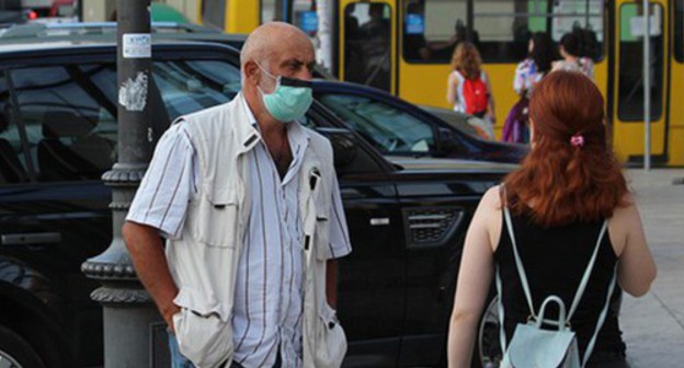 Man in a mask in a street. Photo by Inna Kukudzhanova for the Caucasian Knot Man in a mask in a street. Photo by Inna Kukudzhanova for the Caucasian Knot