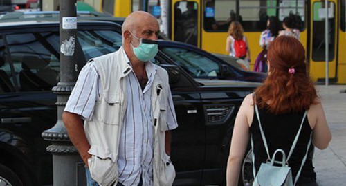 Man in a mask in a street. Photo by Inna Kukudzhanova for the Caucasian Knot Man in a mask in a street. Photo by Inna Kukudzhanova for the Caucasian Knot