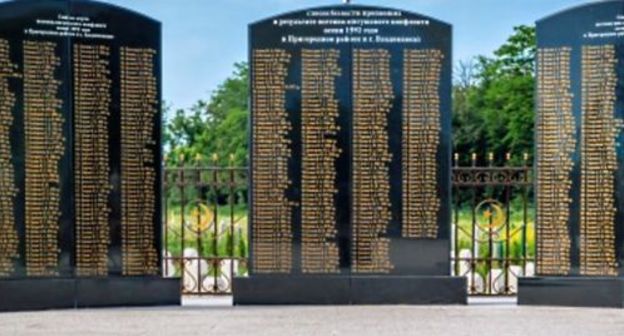 Memorial in Ingushetia with the names of those perished the 1992 Ossetian-Ingush conflict. Screenshot: https://www.youtube.com/watch?v=tSXHxne3_1w Memorial in Ingushetia with the names of those perished the 1992 Ossetian-Ingush conflict. Screenshot: https://www.youtube.com/watch?v=tSXHxne3_1w