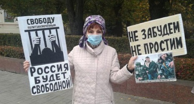 Galina Tikhenko holds a picket in memory of the victims of political repression in Volgograd, October 31, 2020. Photo by Tatiana Filimonova for the Caucasian Knot Galina Tikhenko holds a picket in memory of the victims of political repression in Volgograd, October 31, 2020. Photo by Tatiana Filimonova for the Caucasian Knot