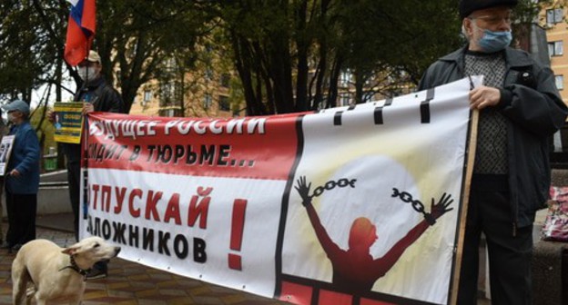 Picketers in Rostov-on-Don demand to stop political repression in the country, October 31, 2020. Photo by Konstantin Volgin for the Caucasian Knot Picketers in Rostov-on-Don demand to stop political repression in the country, October 31, 2020. Photo by Konstantin Volgin for the Caucasian Knot