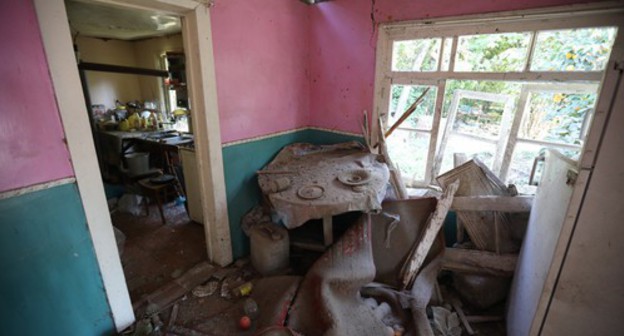A home damaged during shelling attacks in the city of Terter. October 19, 2020. Photo by Aziz Karimov for the "Caucasian Knot" A home damaged during shelling attacks in the city of Terter. October 19, 2020. Photo by Aziz Karimov for the "Caucasian Knot"