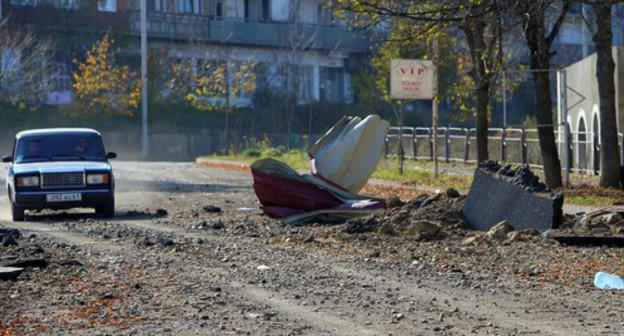 People driving a car near the house damaged in a shelling attack in the city of Shushi (Shusha), October 29, 2020. Photo: Vagram Bagdasaryan/Photolure via REUTERS People driving a car near the house damaged in a shelling attack in the city of Shushi (Shusha), October 29, 2020. Photo: Vagram Bagdasaryan/Photolure via REUTERS