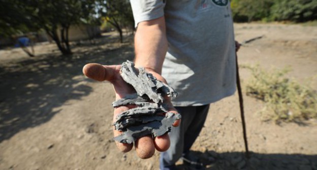 A villager shows shrapnel from the shell. October 19, 2020. Photo by Aziz Karimov for the "Caucasian Knot" A villager shows shrapnel from the shell. October 19, 2020. Photo by Aziz Karimov for the "Caucasian Knot"