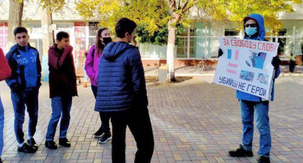 Astrakhan activists holding picket and their opponents, November 8, 2020. Photo by Alena Sadovskaya for the Caucasian Knot Astrakhan activists holding picket and their opponents, November 8, 2020. Photo by Alena Sadovskaya for the Caucasian Knot