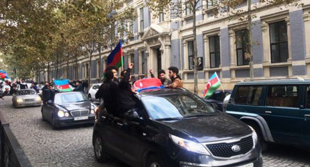 Baku residents take to streets to celebrate end of war, November 10, 2020. Photo by Faik Medzhid for the Caucasian Knot Baku residents take to streets to celebrate end of war, November 10, 2020. Photo by Faik Medzhid for the Caucasian Knot