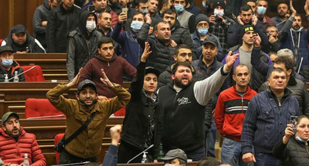 Armenians voice their protest against the agreement signed by Azerbaijan, Armenia and Russia, Yerevan, November 10, 2020. Photo: Vahram Baghdasaryan/Photolure via REUTERS Armenians voice their protest against the agreement signed by Azerbaijan, Armenia and Russia, Yerevan, November 10, 2020. Photo: Vahram Baghdasaryan/Photolure via REUTERS