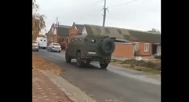 Law enforcers' vehicle at the house of Magomed-Sali Daurbekov, the former imam of Karabulak. Screenshot from the Caucasian Knot video Law enforcers' vehicle at the house of Magomed-Sali Daurbekov, the former imam of Karabulak. Screenshot from the Caucasian Knot video