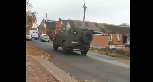Law enforcers' vehicle at the house of Magomed-Sali Daurbekov, the former imam of Karabulak. Screenshot from the Caucasian Knot video Law enforcers' vehicle at the house of Magomed-Sali Daurbekov, the former imam of Karabulak. Screenshot from the Caucasian Knot video