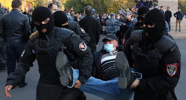 Policemen detain protesters in Yerevan, November 12, 2020. Photo: Stepan Poghosyan/Photolure via REUTERS Policemen detain protesters in Yerevan, November 12, 2020. Photo: Stepan Poghosyan/Photolure via REUTERS