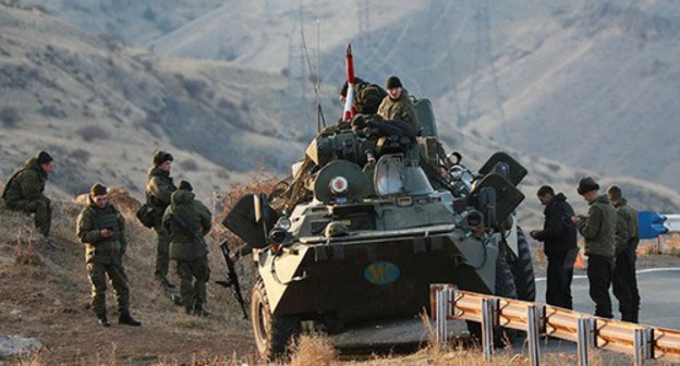 Russian peacemakers near the village of Saralanj, November 12, 2020. Photo: REUTERS/Gleb Garanich Russian peacemakers near the village of Saralanj, November 12, 2020. Photo: REUTERS/Gleb Garanich