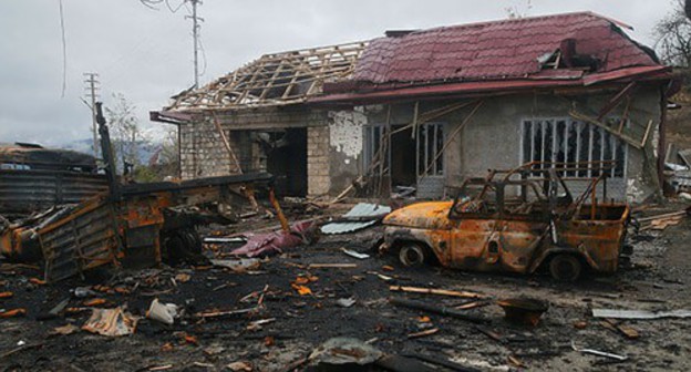 Burned out cars and damaged building in the outskirts of Shushi, Nagorno-Karabakh, November 13, 2020. Photo: REUTERS/Stringer Burned out cars and damaged building in the outskirts of Shushi, Nagorno-Karabakh, November 13, 2020. Photo: REUTERS/Stringer