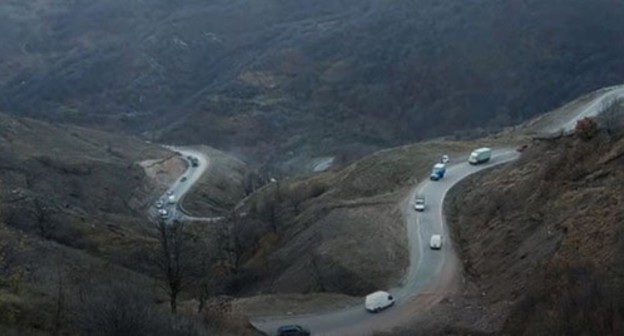 A road to Vardenis, November 13, 2020. Screenshot: https://ru.armeniasputnik.am/video/20201113/25311141/Doroga-iz-Karvachara-polna-mashin-armyane-szhigayut-doma-i-pokidayut-zemli-predkov---video.html A road to Vardenis, November 13, 2020. Screenshot: https://ru.armeniasputnik.am/video/20201113/25311141/Doroga-iz-Karvachara-polna-mashin-armyane-szhigayut-doma-i-pokidayut-zemli-predkov---video.html