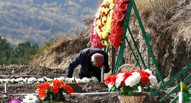 A man near the grave of the soldier killed in the battles in Nagorno-Karabakh. Stepanakert, October 14. 2020. Photo: REUTERS/Stringer A man near the grave of the soldier killed in the battles in Nagorno-Karabakh. Stepanakert, October 14. 2020. Photo: REUTERS/Stringer
