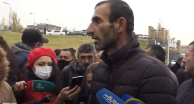 Protesters in front of the building of the Armenian Ministry of Defence. Yerevan, November 16, 2020. Screenshot of the video https://www.youtube.com/watch?v=RxYiI6GYtfk&feature=emb_logo Protesters in front of the building of the Armenian Ministry of Defence. Yerevan, November 16, 2020. Screenshot of the video https://www.youtube.com/watch?v=RxYiI6GYtfk&feature=emb_logo