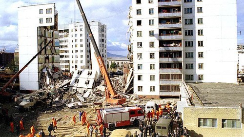 Removal of the aftermath of the explosion in Kaspiysk in 1996. Photo: https://ru.wikipedia.org/wiki/Взрыв_жилого_дома_в_Каспийске_(1996) Removal of the aftermath of the explosion in Kaspiysk in 1996. Photo: https://ru.wikipedia.org/wiki/Взрыв_жилого_дома_в_Каспийске_(1996)