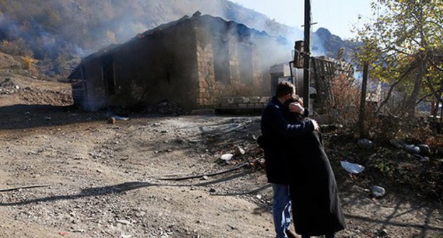 Residents of Nagorno-Karabakh near a burning house. November 14, 2020. Photo: REUTERS/Stringer Residents of Nagorno-Karabakh near a burning house. November 14, 2020. Photo: REUTERS/Stringer