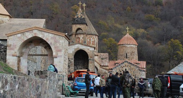 Armenian pilgrims say farewell to the Dadivank monastery. November 18, 2020. Photo by Armine Martirosyan for the "Caucasian Knot" Armenian pilgrims say farewell to the Dadivank monastery. November 18, 2020. Photo by Armine Martirosyan for the "Caucasian Knot"
