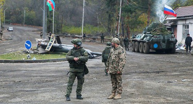 An Azerbaijani soldier and a Russian peacekeeper guard the checkpoint on the outskirts of the the city of Shusha (Shushi) near Nagorno-Karabakh. November 13, 2020. Photo: REUTERS/Stringer An Azerbaijani soldier and a Russian peacekeeper guard the checkpoint on the outskirts of the the city of Shusha (Shushi) near Nagorno-Karabakh. November 13, 2020. Photo: REUTERS/Stringer