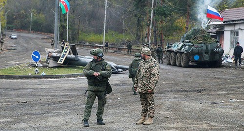 An Azerbaijani soldier and a Russian peacekeeper guard the checkpoint on the outskirts of the the city of Shusha (Shushi) near Nagorno-Karabakh. November 13, 2020. Photo: REUTERS/Stringer An Azerbaijani soldier and a Russian peacekeeper guard the checkpoint on the outskirts of the the city of Shusha (Shushi) near Nagorno-Karabakh. November 13, 2020. Photo: REUTERS/Stringer
