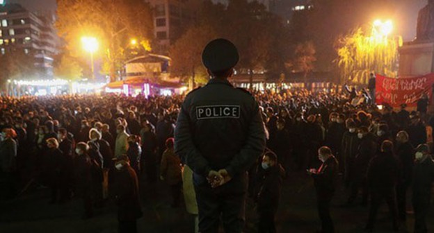A police officer at a rally in Yerevan. November 18, 2020. Photo: REUTERS/Gleb Garanich A police officer at a rally in Yerevan. November 18, 2020. Photo: REUTERS/Gleb Garanich