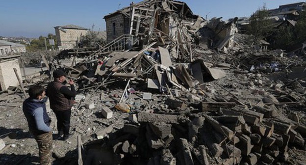 Men looking at the destroyed house in Stepanakert. October 17, 2020. Photo: REUTERS/Stringer Men looking at the destroyed house in Stepanakert. October 17, 2020. Photo: REUTERS/Stringer