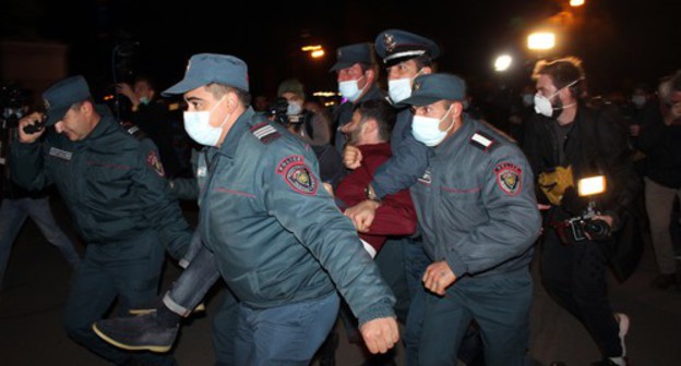 Detention of opponents of Nikol Pashinyan, Yerevan, November 13, 2020. Photo by Tigran Petrosyan for the Caucasian Knot Detention of opponents of Nikol Pashinyan, Yerevan, November 13, 2020. Photo by Tigran Petrosyan for the Caucasian Knot