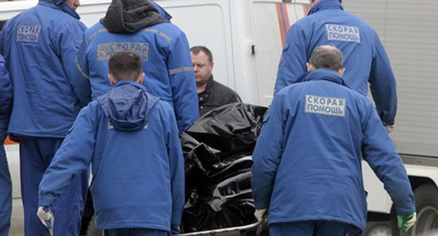 Medical workers carrying a body of victim of an explosion in the Moscow metro, March 29, 2010. Photo: REUTERS/Alexander Natruskin Medical workers carrying a body of victim of an explosion in the Moscow metro, March 29, 2010. Photo: REUTERS/Alexander Natruskin