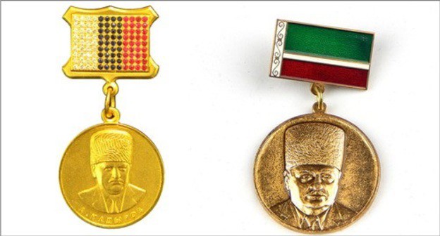 Order of Akhmat Kadyrov, Commemorative medal "Akhmat-Khadzhi Kadyrov. The first president of the Chechen Republic". Photo: https://contragents.ru/culture/exhibits/prev_8336354 Order of Akhmat Kadyrov, Commemorative medal "Akhmat-Khadzhi Kadyrov. The first president of the Chechen Republic". Photo: https://contragents.ru/culture/exhibits/prev_8336354