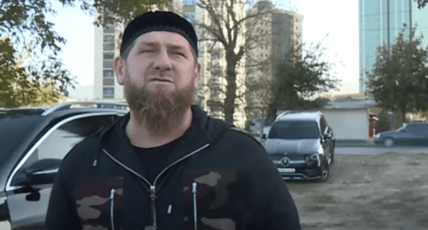 Ramzan Kadyrov standing in front of a car with tinted windows. Photo: https://youtu.be/alYmCZ8QxMk Ramzan Kadyrov standing in front of a car with tinted windows. Photo: https://youtu.be/alYmCZ8QxMk