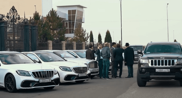 Cars in a wedding cortege in Ingushetia. Screenshot from YouTube video 'Lavish Ingush wedding 2020' Cars in a wedding cortege in Ingushetia. Screenshot from YouTube video 'Lavish Ingush wedding 2020'