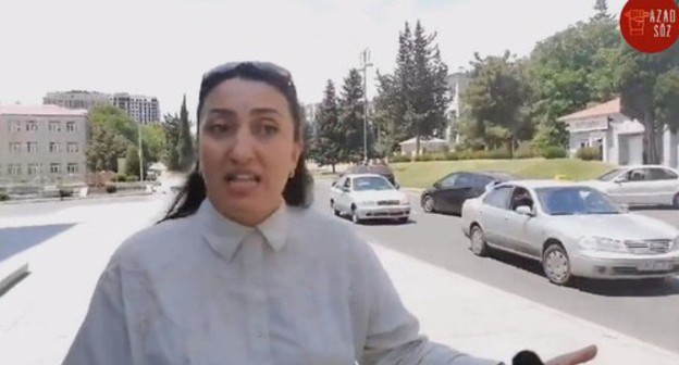 Sevindj Sadygova holds protest action. Screenshot: https://web.facebook.com/Azad.Soz.Az/videos/739806920116792/?v=739806920116792&_rdc=1&_ Sevindj Sadygova holds protest action. Screenshot: https://web.facebook.com/Azad.Soz.Az/videos/739806920116792/?v=739806920116792&_rdc=1&_