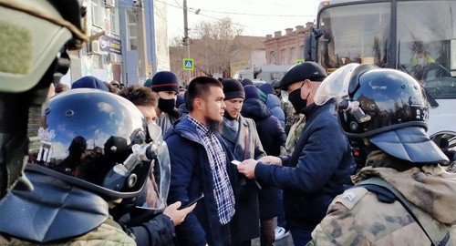 Police checking IDs and detain Muslims at the exit from the Red Mosque in Astrakhan, November 27, 2020. Photo by Alena Sadovskaya for the Caucasian Knot Police checking IDs and detain Muslims at the exit from the Red Mosque in Astrakhan, November 27, 2020. Photo by Alena Sadovskaya for the Caucasian Knot