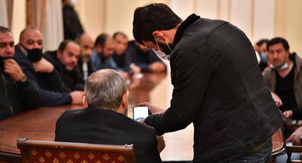 Prime Minister Nikol Pashinyan's meeting with the participants of the autumn fighting in Nagorno-Karabakh. Yerevan, November 27, 2020. © Photo : Press Secretary of Armenia's Prime Minister on Facebook / Mané Gevorgyan Prime Minister Nikol Pashinyan's meeting with the participants of the autumn fighting in Nagorno-Karabakh. Yerevan, November 27, 2020. © Photo : Press Secretary of Armenia's Prime Minister on Facebook / Mané Gevorgyan