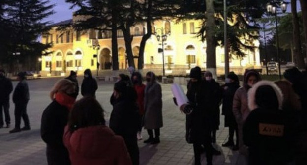 Inal Djabiev's relatives at a picket. Screenshot https://t.me/osnovanews/3665 Inal Djabiev's relatives at a picket. Screenshot https://t.me/osnovanews/3665