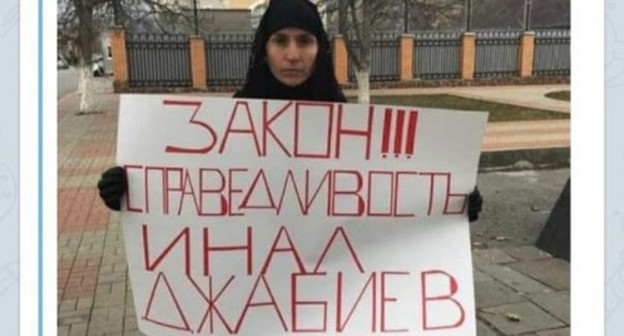 Inal Djabiev's relative standing in a solo picket. Screenshot https://t.me/osnovanews/3665 Inal Djabiev's relative standing in a solo picket. Screenshot https://t.me/osnovanews/3665