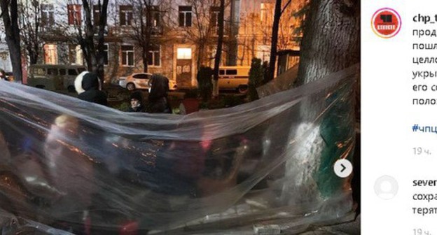 Protestors in central Tskhinvali stretch polyethylene films, December 6, 2020. Screenshot: https://www.instagram.com/p/CIdiR0IrrL4/ Protestors in central Tskhinvali stretch polyethylene films, December 6, 2020. Screenshot: https://www.instagram.com/p/CIdiR0IrrL4/