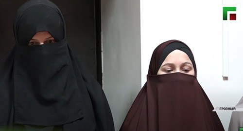 A story about the "educational conversation" of the Chechen Mufti and the girls who had worn niqabs at the police station. Screenshot of video by the "Grozny" TV Channel https://www.youtube.com/watch?v=SaHUSbalpGU A story about the "educational conversation" of the Chechen Mufti and the girls who had worn niqabs at the police station. Screenshot of video by the "Grozny" TV Channel https://www.youtube.com/watch?v=SaHUSbalpGU